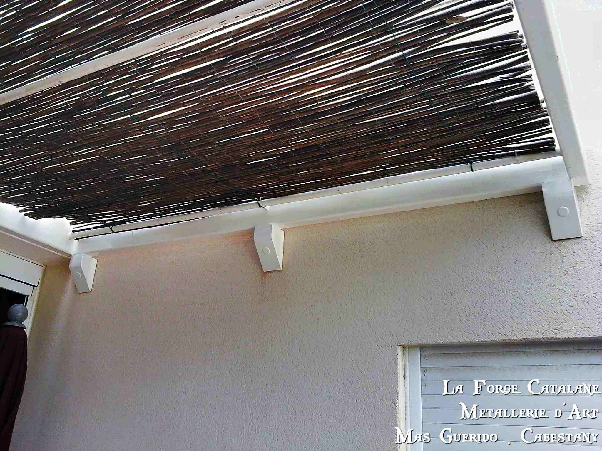 pergola montage sur corbeaux thermolaquage blanc forge catalane 2.jpg